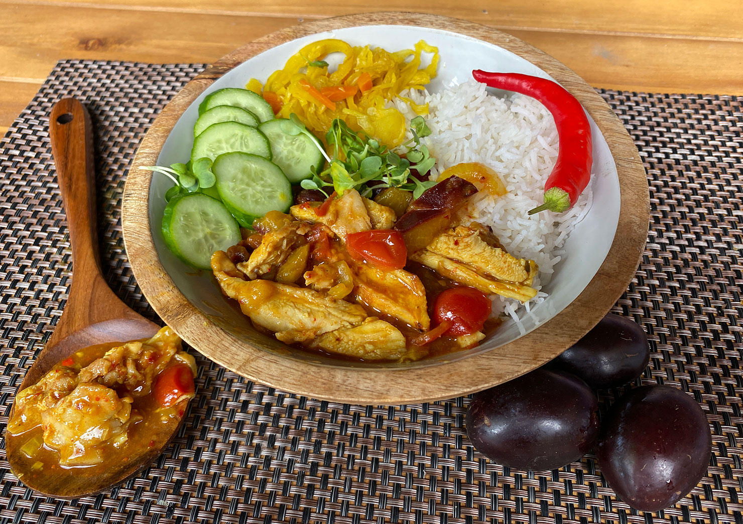 Pruimen-tomaten-chickencurry Pruimen-tomaten-chickencurry spicy en zoetzuur