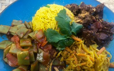 Indonesisch rundvlees met zoetzure snijbonen en gele rijst