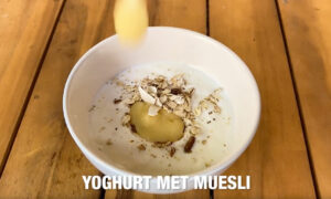 Lemon-curd-in-yoghurt-met-muesli