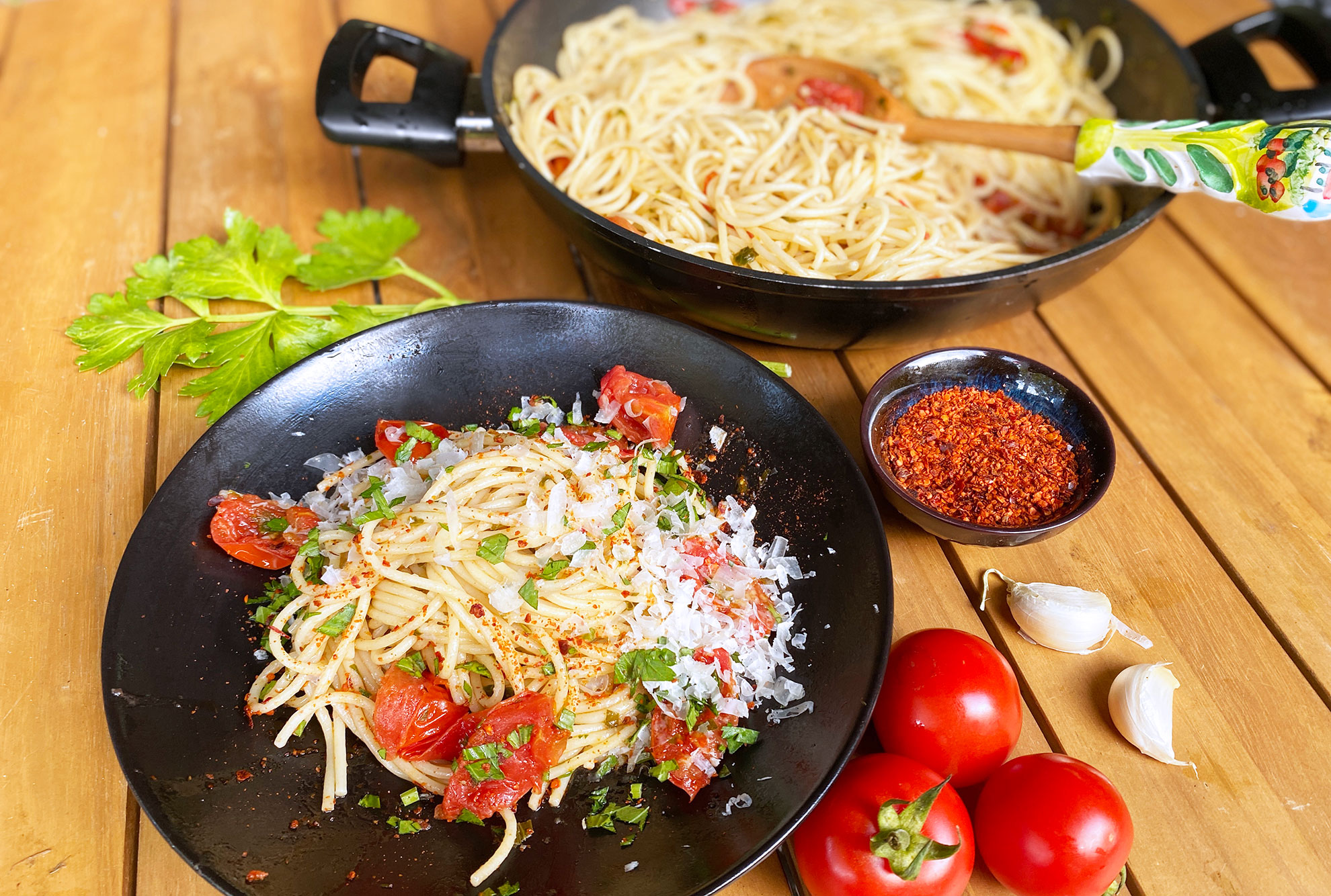 Spaghetti-aglio-e-olio-met-tomaat-en-peperoncino